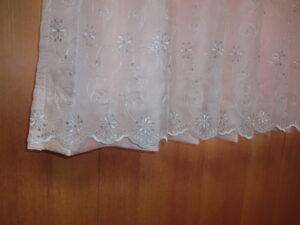 子ども部屋　レースの合わせ縫製